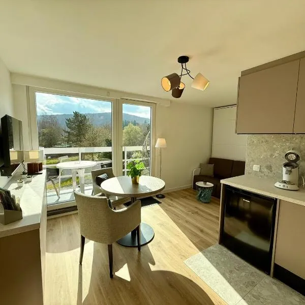 Studio moderne avec balcon , centre Han-sur-Lesse ,5 min Grottes, hotel em Rochefort