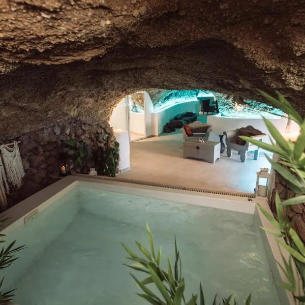 Cueva Thalia - luxury cave with heated indoor pool and garden, Hotel in San Miguel de Abona