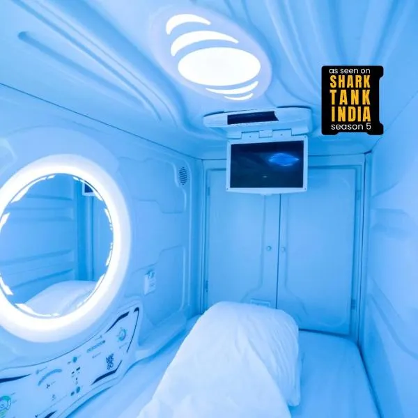 NapTapGo - Japanese Premium POD Hotel - Walk to Noida Electronic City Metro! Wifi, Lounge, Hotel in Noida