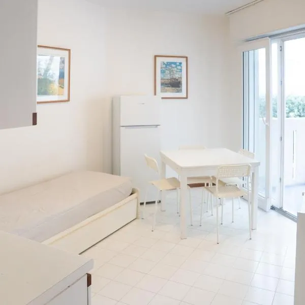 Appartamento Fronte Mare con Piscina Lignano Sabbiadoro MV6, hotel in Lignano Sabbiadoro