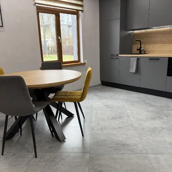BRIVIBAS RESIDENCE - SOUTH / NORTH, free PRIVAT parking, free WIFI, self check-in, hotel di Rīga