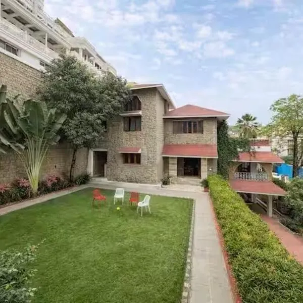 Elegant - 3BHK AC Villa with Lawn BanjaraHills HYD, hotel in Hyderabad