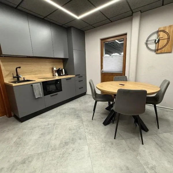 BRIVIBAS RESIDENCE - EAST / WEST, free PRIVAT parking, free WIFI, self check-in、リガのホテル