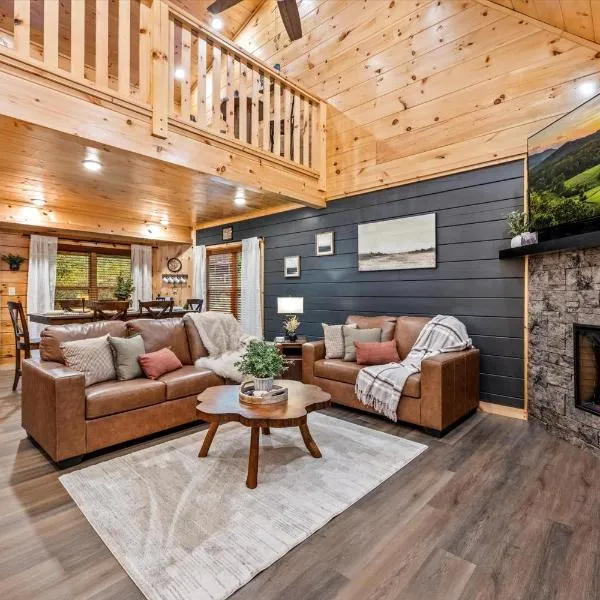 Cozy Cabin Near Parkway Hot Tub & Pool Table, khách sạn ở Pigeon Forge
