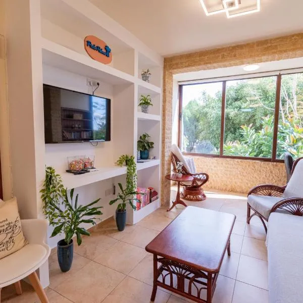 Piale Palms Makenzie Beach Front Apartment Larnaca Airport Area, khách sạn ở Larnaka