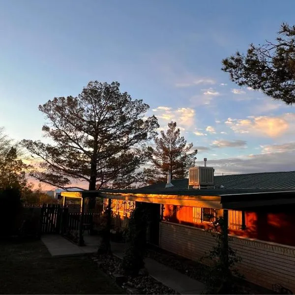 Hole in the Wall Getaway - USA Mexico Border Bed and Breakfast, hotel di Columbus