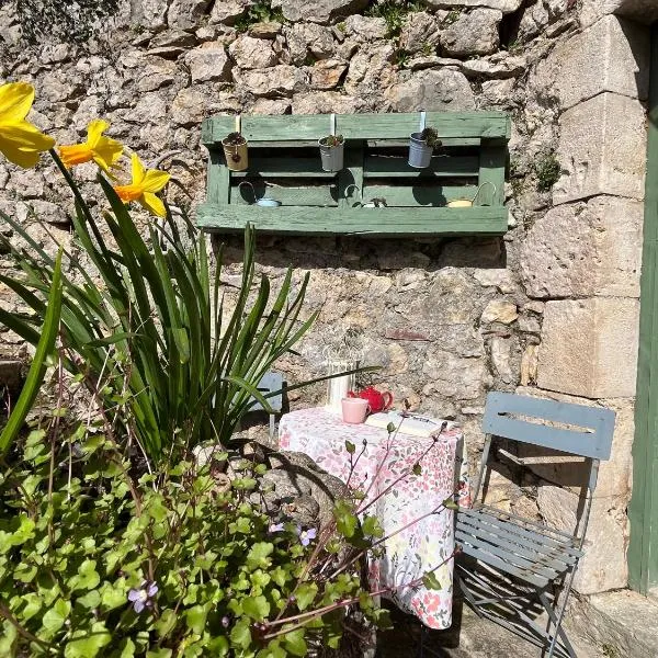 Chambre d'Hôtes les 3 Cochons d'Olt – hotel w mieście Arcambal