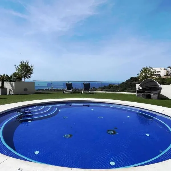 Luxury apartment in resort on Marbella hills with spectacular views、マルベーリャのホテル