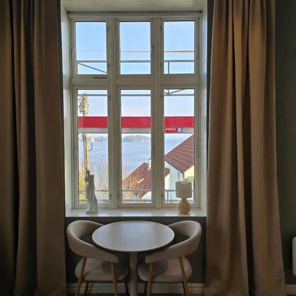 Studio apartment in the city center, beautiful sea view, מלון בStord