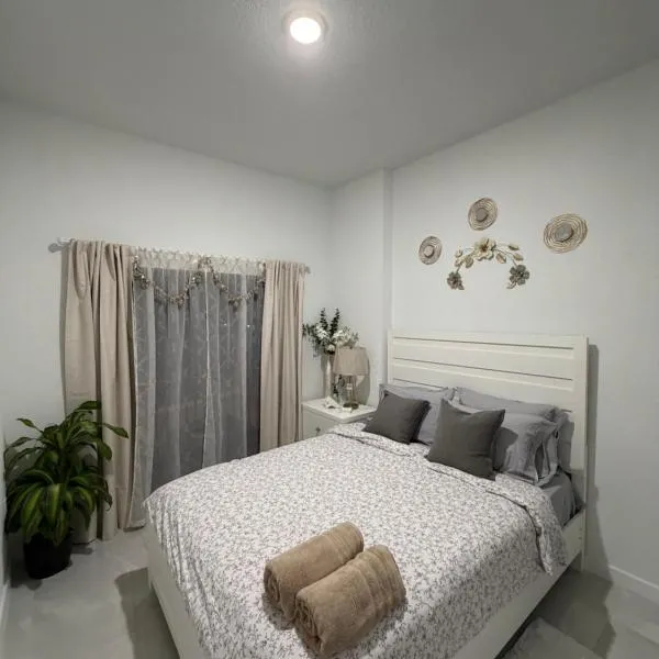 Modern townhome with kitchen and backyard access, hotel v destinácii Homestead