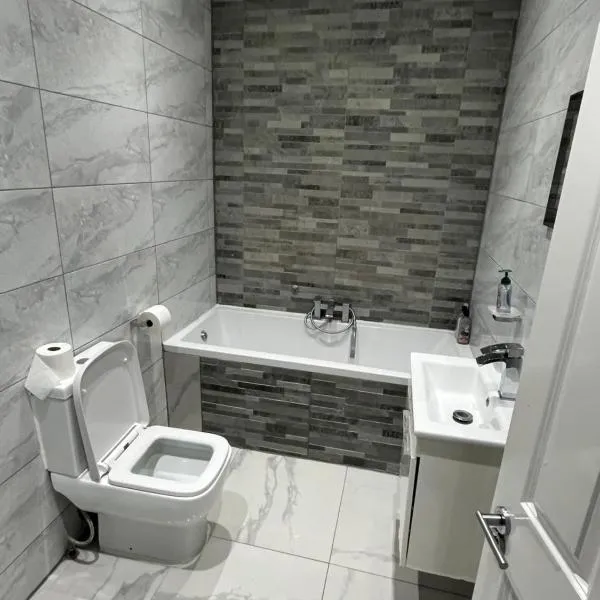 6 bedroom, North London Home - Sleeps 12 - Parking - Central location, hotel a East Barnet