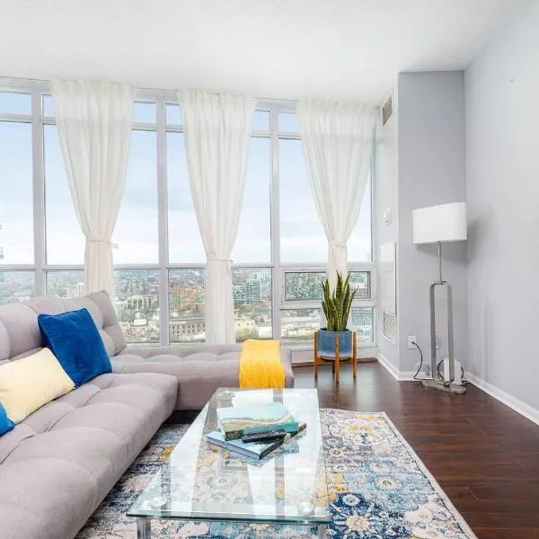 Designer Condo CN View in Downtown with Parking, hotel em Toronto