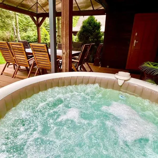 Leśny Domek Leniwiec z jacuzzi i kominkiem blisko rzeki – hotel w mieście Pogorzelec