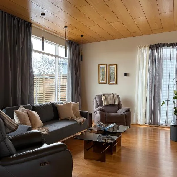 Keflavík 3BR Home, Near Airport, Sleeps 7, hotel sa Keflavík