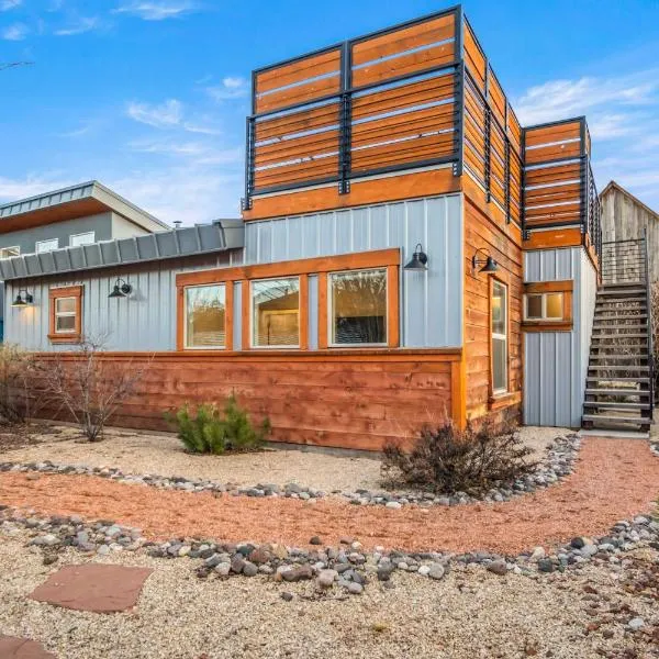 Timber & Tin H 2Bed 2Bath w Pool & Rooftop Deck, Hotel in Kanab