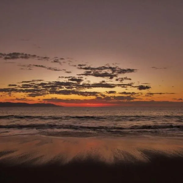 Beachfront view Condo beside la Isla Mall, hotel em Puerto Vallarta