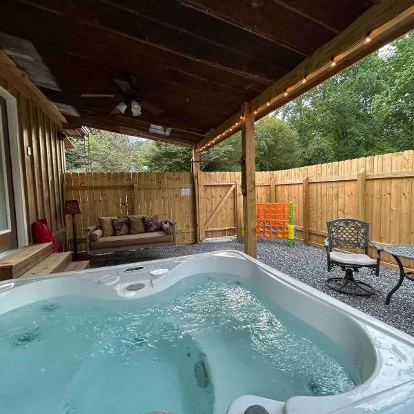 Blissful Nook Tiny Home, Cozy Retreat, Hot Tub, Close to Town, Deep Creek, & Entrance to National Park: Bryson City şehrinde bir otel