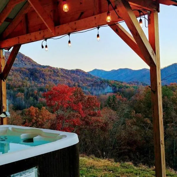 Peace of Heaven, Modern Chic Cabin, Majestic Mountain Views, Hot Tub, Fire Pit, Outdoor Games, Close to Town, hotell i Bryson City