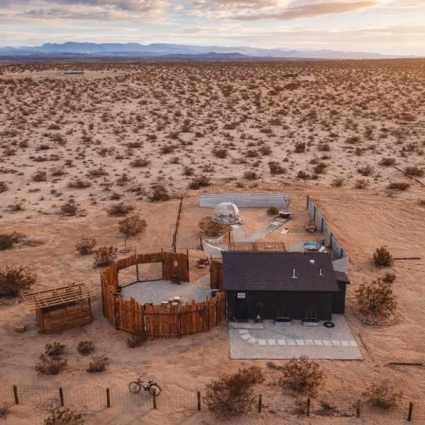 Romantic Desert Retreat - Stargazing Dome, Hot Tub, Fire Pit, Hammocks, Cowboy Pool, hotel a Joshua Tree