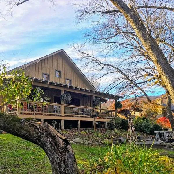 Water's Edge, Covered Porch, Deep Creek as your Backyard Haven, Hot Tub, Pool Table, Fire Pit, Close to Town & Entrance to National Park, hotell i Bryson City