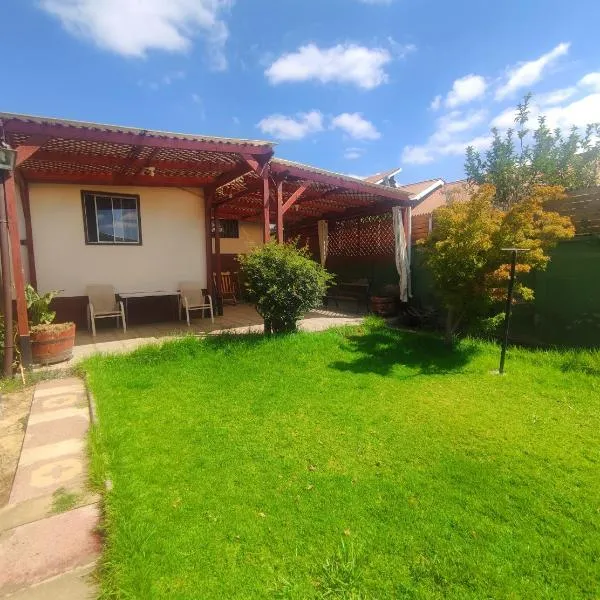 Casa completa con patio en Villa Alemana、ビジャ・アレマーナのホテル