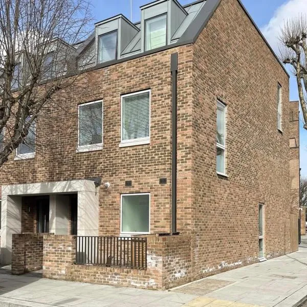 Viesnīca Queen's Park 4 Bedroom Victorian Townhouse Londonā