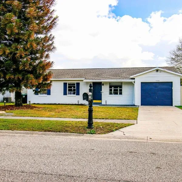 Brand NewPainted Vacation Hse NrUCF PetsOK Fenced, hotel in Orlando