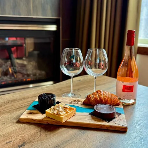 Spacious, Pet Friendly, Townhouse Hot Tub Perfect for Families!, хотел в Канмор