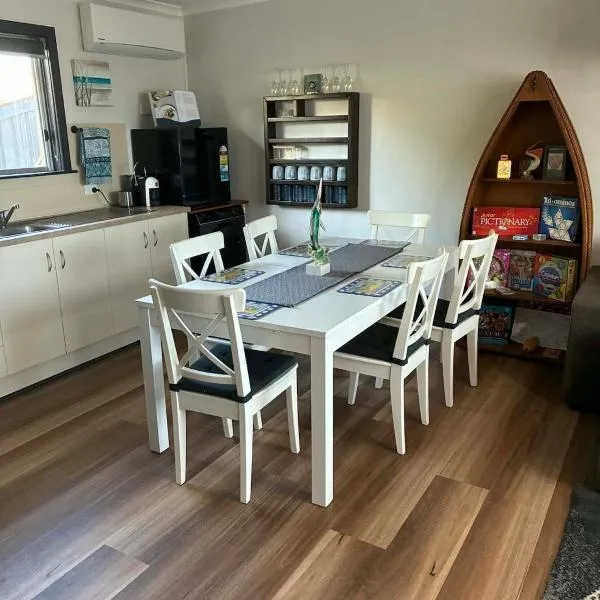 Blue Shores two bedroom apartment in Kingscote, khách sạn ở Kingscote