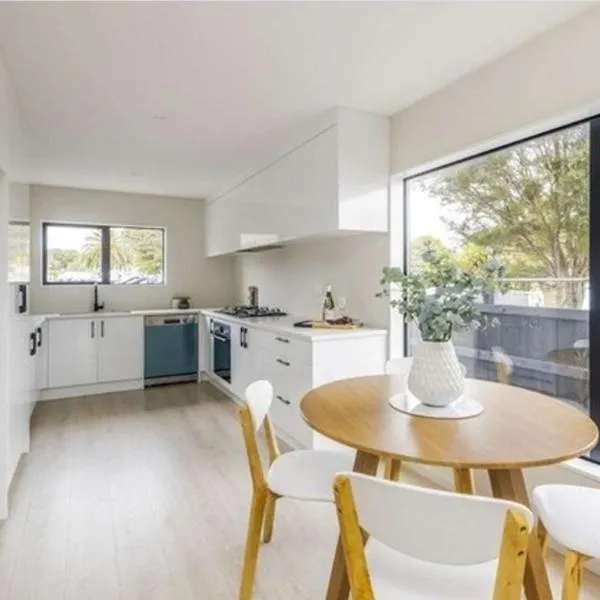 Family-Friendly 5-BR Home w Private Parking & Yard, hotel a Auckland