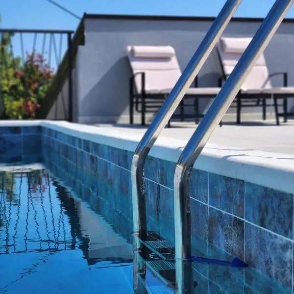 Residence Number XI - Beachfront Luxury Apartments with Pool, hotel din Jesenice