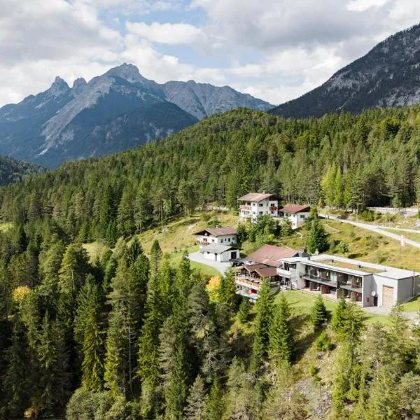 Hotel Garni Isarlodge Wiesenhof: Scharnitz şehrinde bir otel