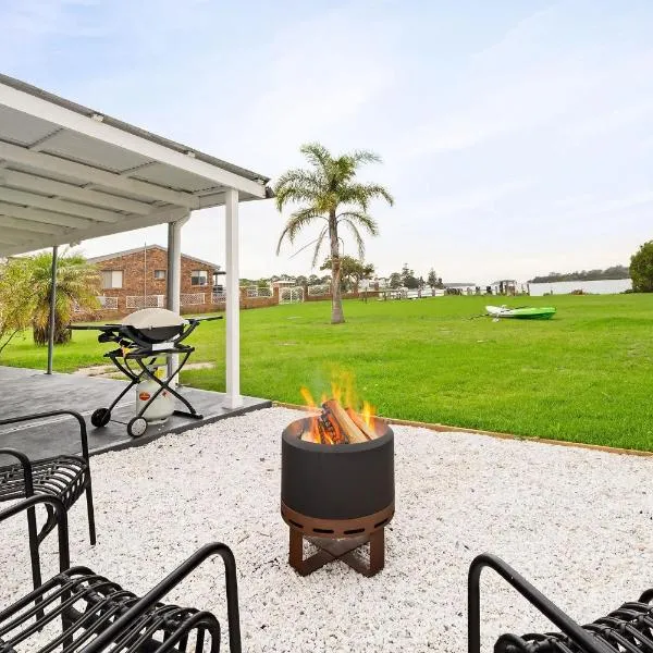 Spacious Waterfront Cottage on Crookhaven River, hotel in Greenwell Point