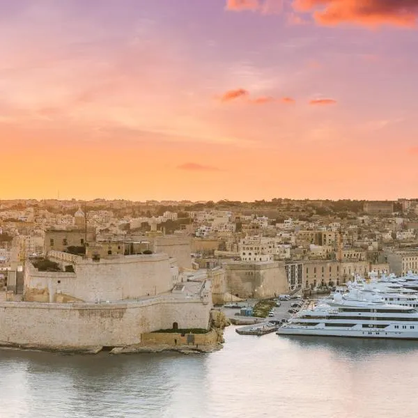 Front Row Malta - Your Grand Harbour Home with Rooftop Terrace & Views of Valletta, hotel u gradu 'Kalkara'