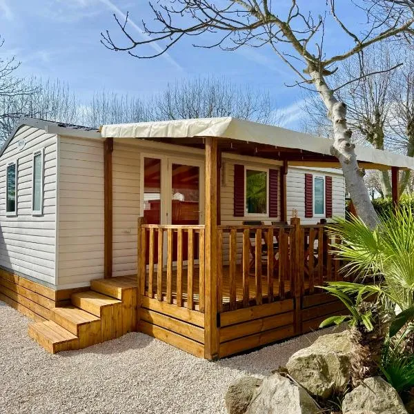 Eden Cottages - Mobil-home Premium avec piscine โรงแรมในบิโอต์