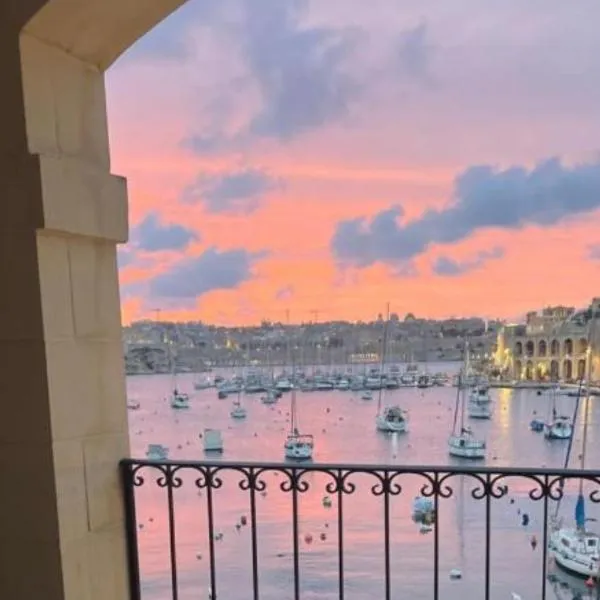 Kalkara에 위치한 호텔 Front Row Malta - Enjoy Valletta Sunsets from this Seafront Home with 3 Bedrooms Overlooking Grand Harbour