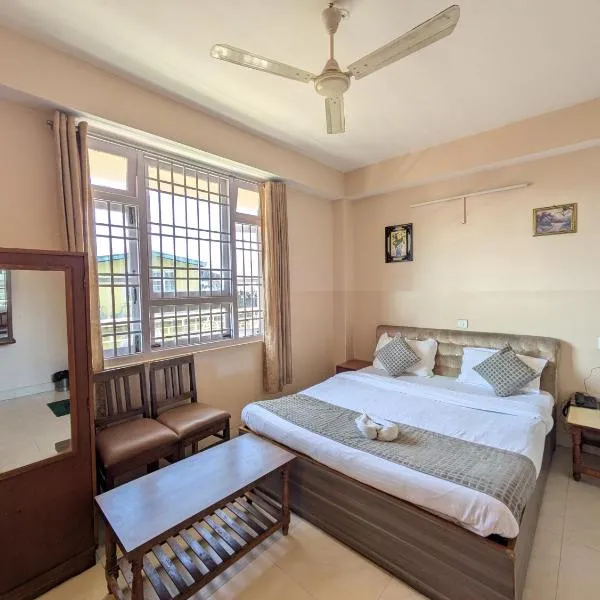 Hotel Swetamber 100-meters from MG Marg