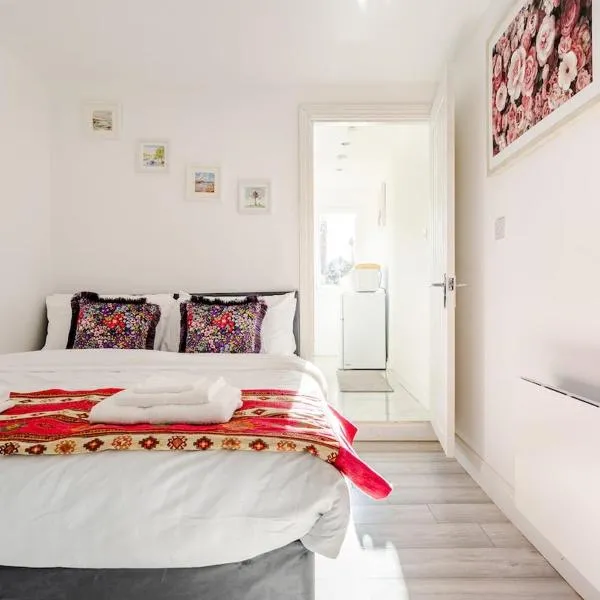Stylish & Compact Central MK 1-Bed Walk to Station Business Ready Free Parking, hotel u gradu Milton Kins