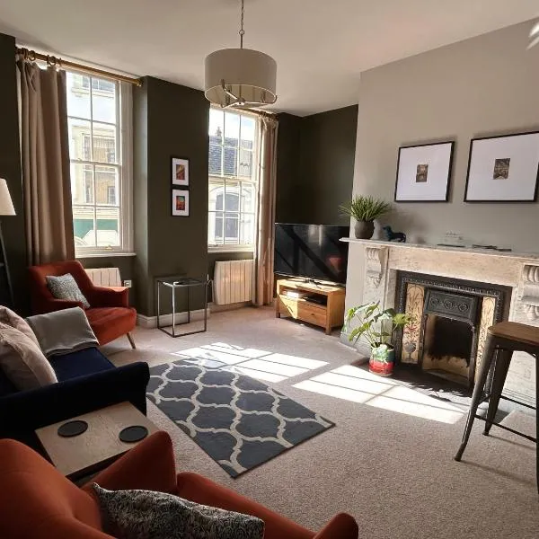 The Linen Loft - 2 Bed Apartment - Central Town Location - Reserved Parking Space Included, Hotel in Ross-on-Wye
