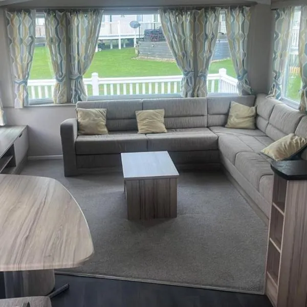 Caravan- Sleeps 6 2 Bedrooms - Thurston Manor، فندق في دنبار