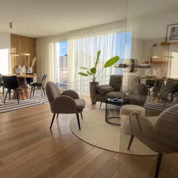 "SONNENGRÜN" - Premium Apartments Seekirchen, Balkon、ゼーキルヒェン・アム・ヴァラーゼーのホテル