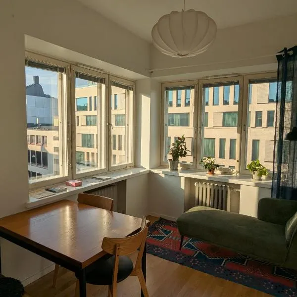 Artistic 2-Bedroom full of light, hotel a Hèlsinki