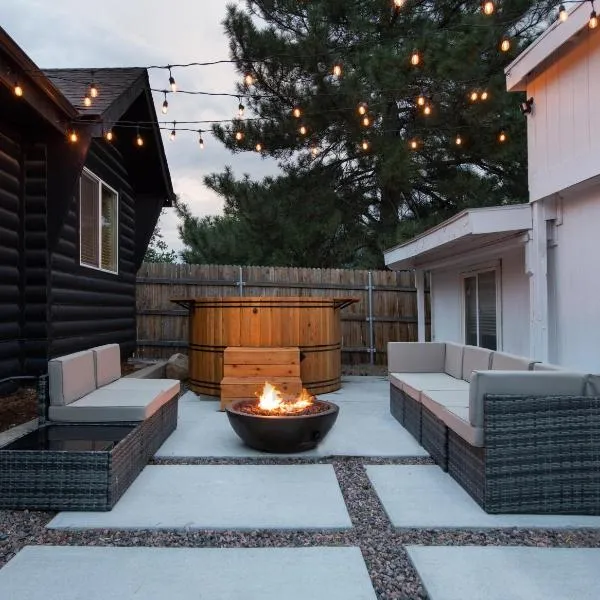 Mid-Century Modern Home - Hot Tub and Game Room – hotel w mieście Denver