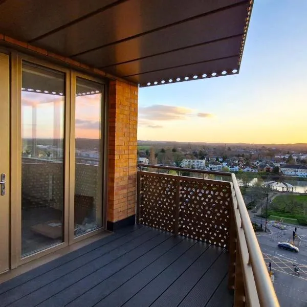 Gorgeous Riverside Flat with Free Parking & Wi-Fi, hotel i Staines