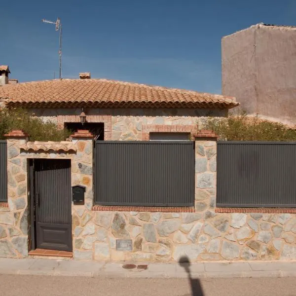 Casa con jardín y piscina en la Mancha, hotel en Santa María del Campo Rus