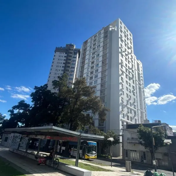 Dpto dos dormitorios con cochera para auto o camioneta a metros de Bv Pellegrini, hotel Santa Fében