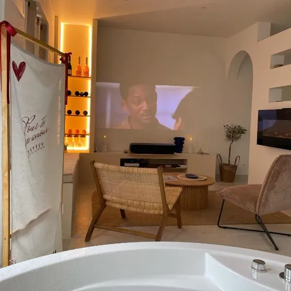 Maison avec balnéo privative & ambiance cinéma - Proche du Mont-Saint-Michel, hotel en Saint-Georges-de-Reintembault