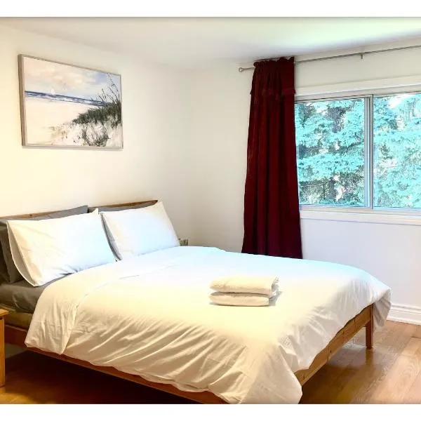 Cozy Queen room with Shared Bath near Seneca Donmills Finch, hotel u gradu Toronto