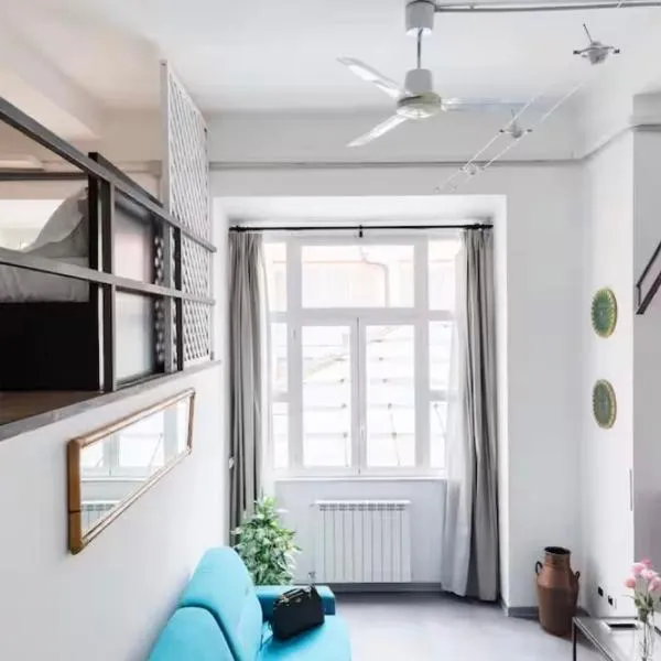 Spacious Modern Loft Steps from Trevi Fountain, hotel Rómában