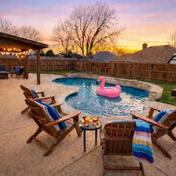 Keller Charm-Near Bear Creek Park & Stadiums,Pool, hotel en Keller